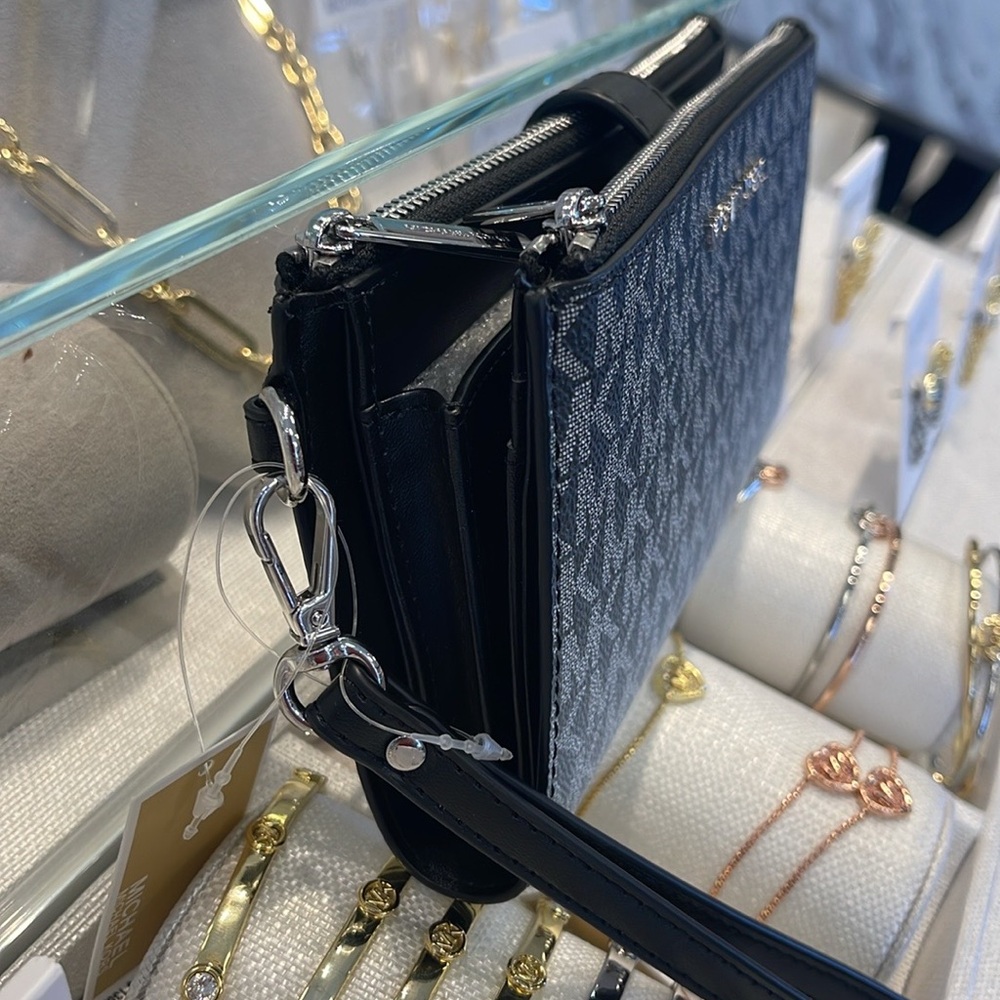 Michael Kors Jet Set Large Ombré Signature Logo Wristlet Wallet Phone
BLACK 
NWT - Picture 5 of 16